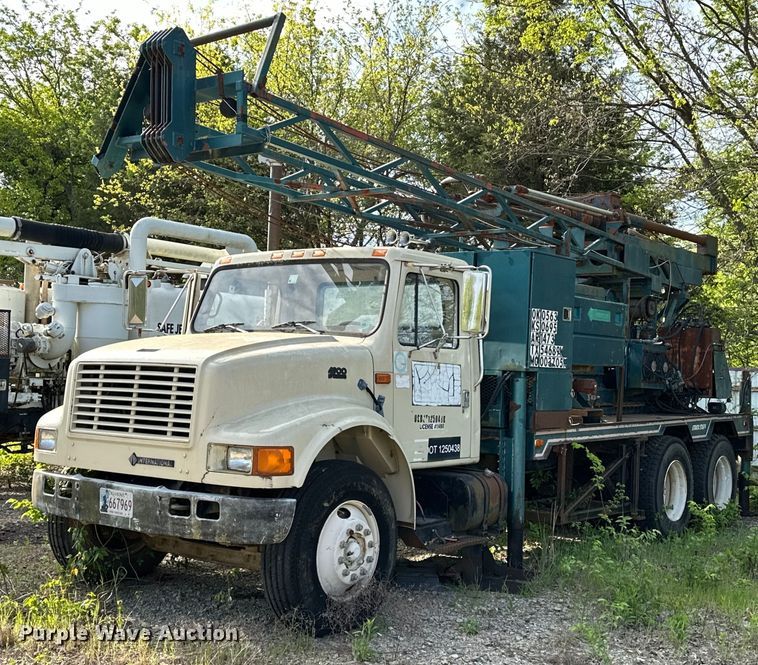 1996 International  4900  drilling rig truck