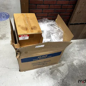 Plastic Jars w/ Lids & Bottles w/ Lids 
 UNRESERVED