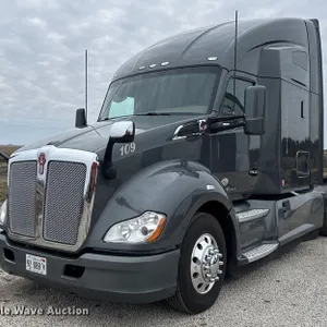 2019 Kenworth T680 semi truck