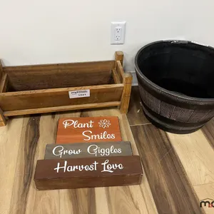 Assorted Planter & Sign
 UNRESERVED