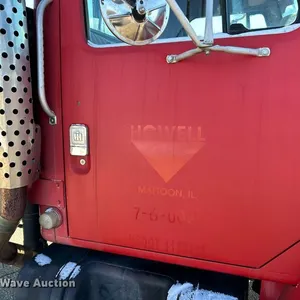 1981 International F1954 rollback truck
