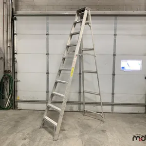 Sturdy Aluminum Step Ladder (10')
 UNRESERVED