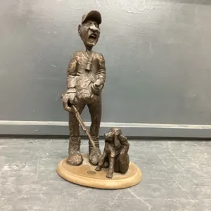 DUCKS UNLIMITED HUNTER W/ DOG DECOR PIECE MOUNTED ON WOOD BASE