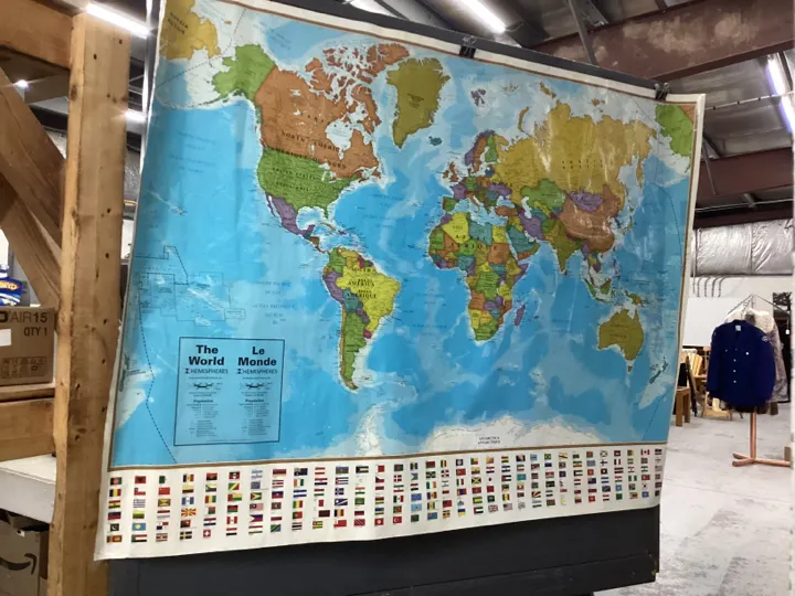 LAMINATED WORLD MAP - Aucteeno