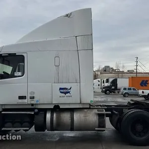 2013 Volvo VNL semi truck