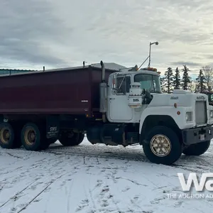 1985 MACK RD686S T/A GRAIN TRUCK