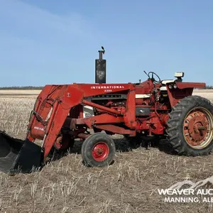 1966 IH FARMALL 806 2WD TRACTOR
