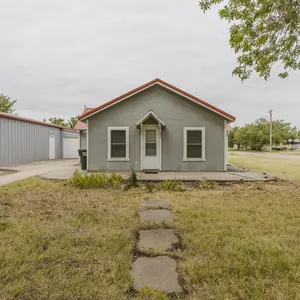 (Burrton) 1-BR, 1BA Home w/Detached Garage/Shop