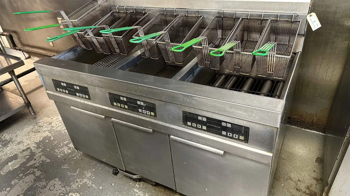 Maniac's Restaurant Liquidation: Frymaster, True Refrigeration & Commercial Kitchen Equipment