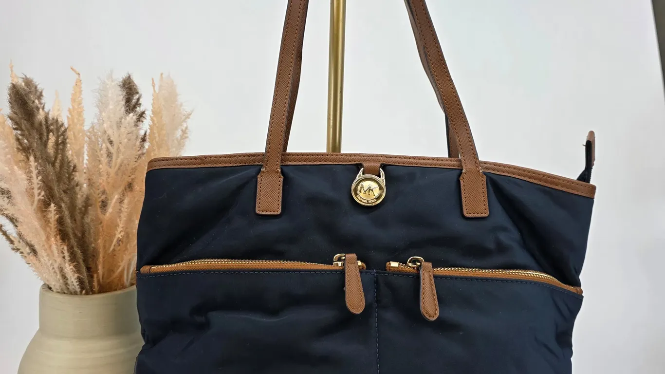 Vintage Treasures & Designer Finds Online Auction – Coach, Michael Kors, Dooney & Bourke, Jewelry, Clothing, Hats, Handbags & Unique Décor