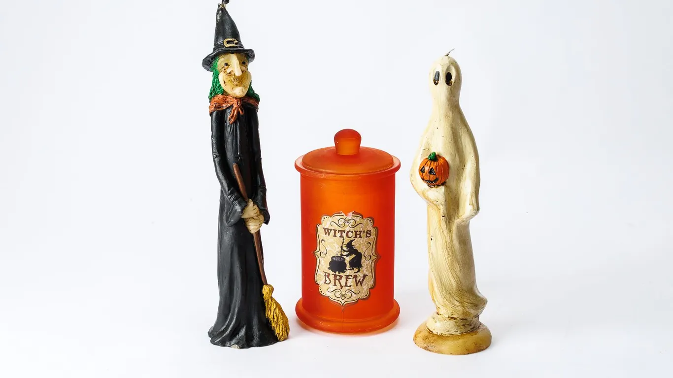 Halloween Animatronics, Masks & Vintage Decor