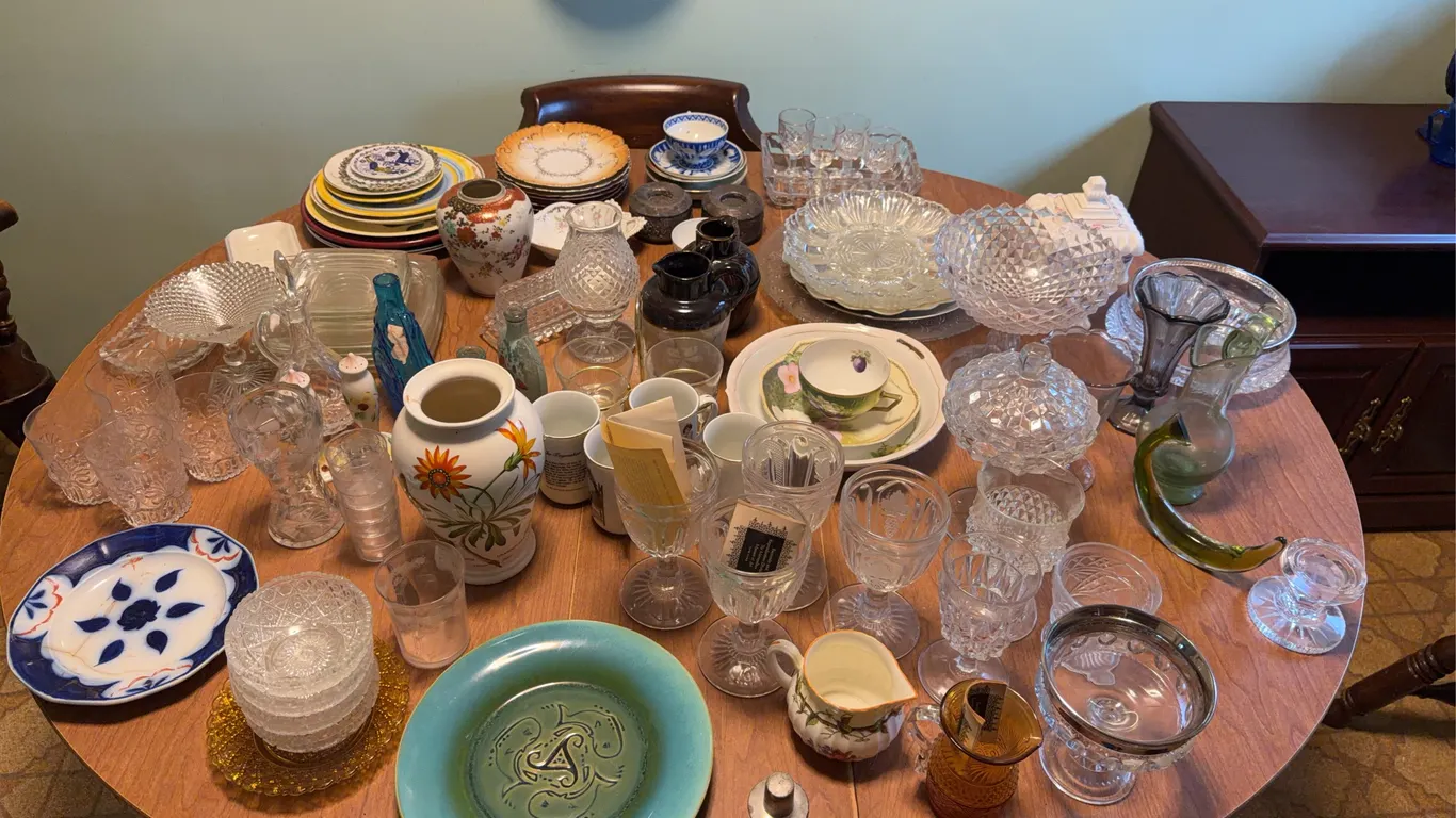 Wilmington-Furniture (incl McM), Appliances & Collectibles