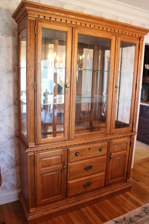 Wonderful Richardson Brothers Oak Furniture, Meissen and Lladró Porcelain, Patio Furniture, Faberge Eggs, Fine China, Rugs, Big Green Egg, STIHL & Mor