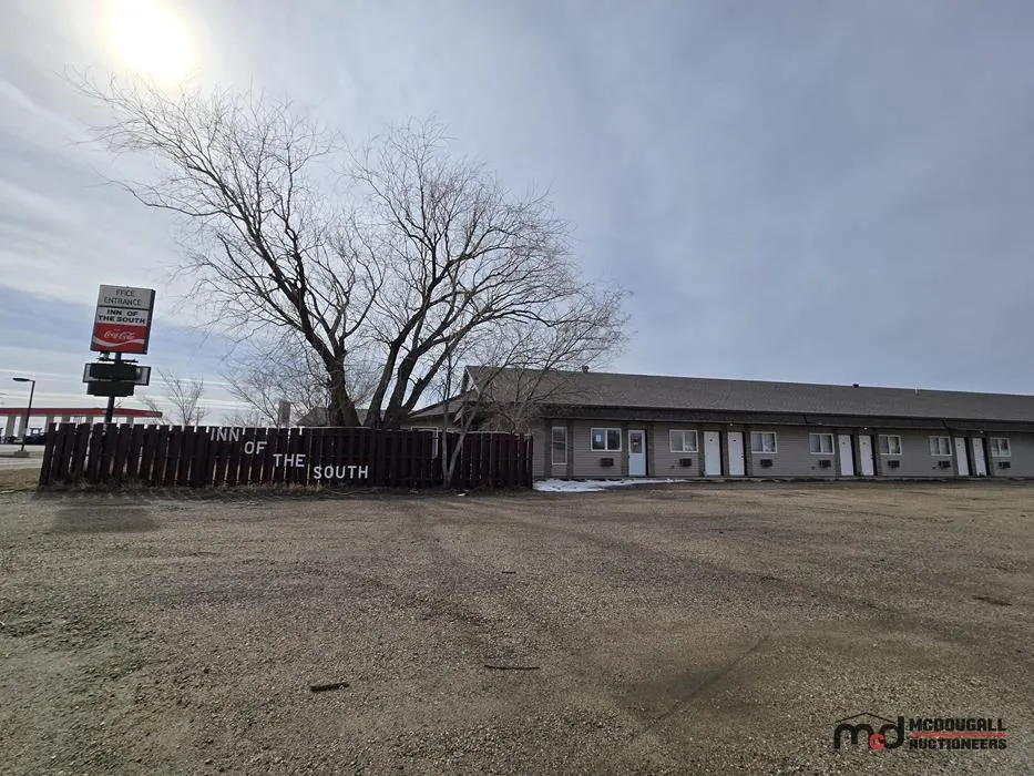 REAL ESTATE - THE INN OF THE SOUTH, SHAUNAVON, SK
