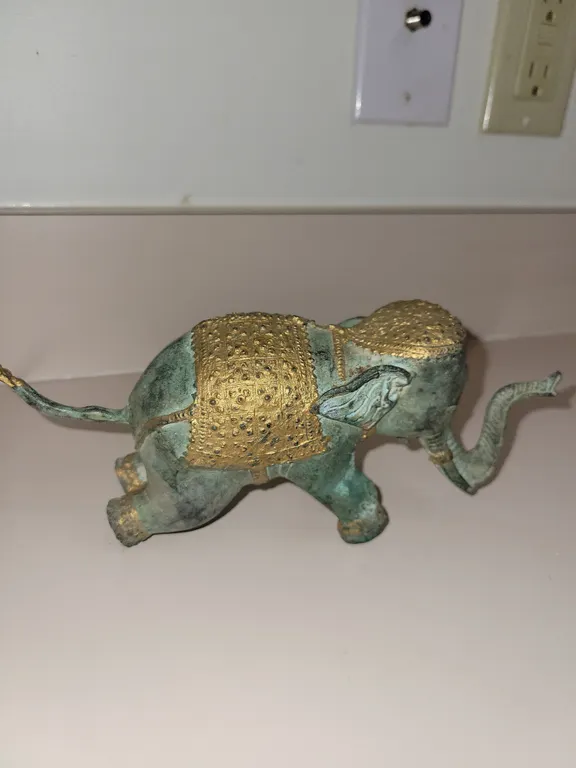 VARIETY OF ANTIQUE GLASS PIECES