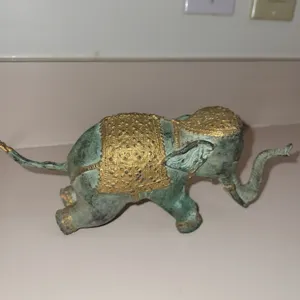 VARIETY OF ANTIQUE GLASS PIECES