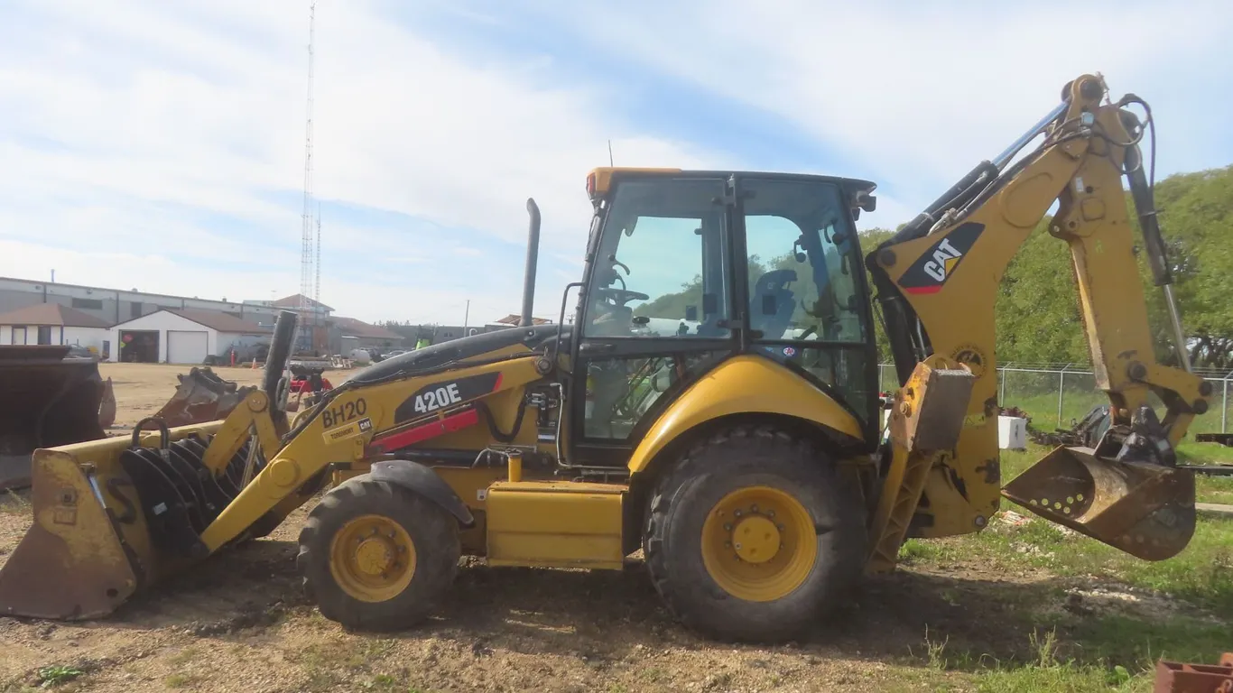RM of Springfield Surplus Auction - Offsite Oakbank - Oct 27 @ 7:00PM - Cat Backhoe, Toro Zero Turn