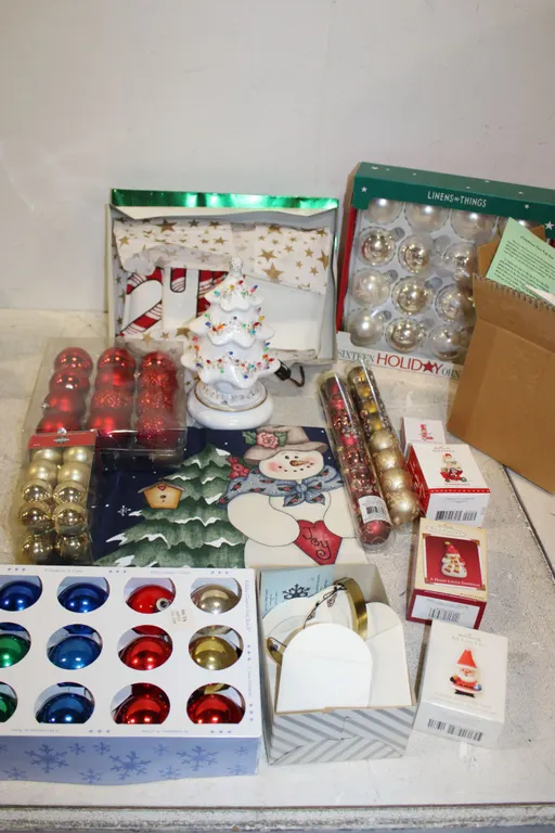 Charming Depression Glass, Pottery, Antiques & Home Décor Auction