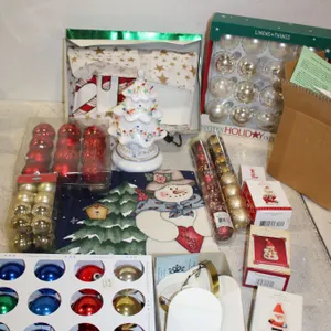 Charming Depression Glass, Pottery, Antiques & Home Décor Auction