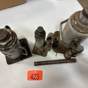 3-hydraulic jacks