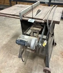 TABLE SAW W/ ELECTRIC MOTOR