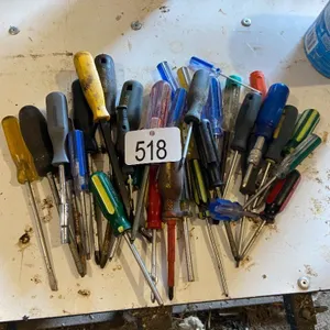 ASSORTMENT OF SCREWDRIVERS