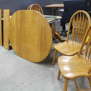 OAK TABLE W/ 2 LEAFS, 4 CHAIRS