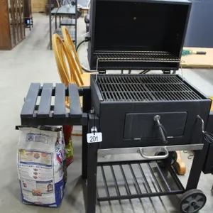 CHARCOAL BBQ & 2 1/2 BAGS BRIQUETTES (LIKE NEW)