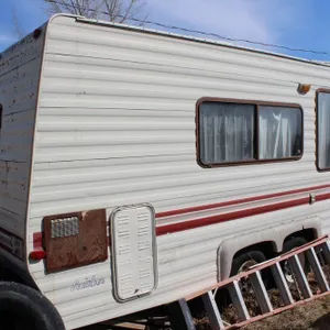 SCAMPER 25' 5TH WHEEL (NEEDS REPAIR)