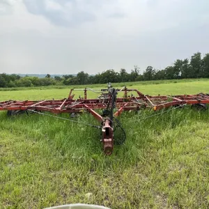 32' CASE IH 645 VIBRA CHISEL W/ 3 ROW HARROWS, NH3 HITCH