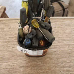 ASSORTMENT OF SCREWDRIVERS