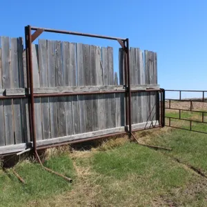 1 - 20' WINDBREAK PANEL W/ 10' GATE