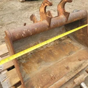 35" DIGGING BUCKET (BOTTOM NEEDS REPAIR)