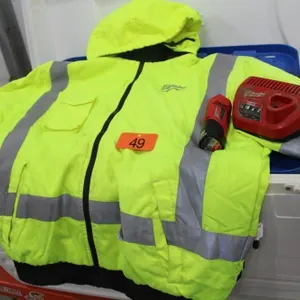 MILWAULKEE M12 HEATED HI VIS JACKET W/ CHARGER - XL