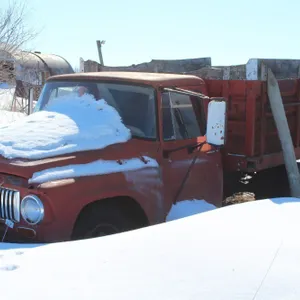 INTERNATIONAL 1 TON W/ METAL BOX