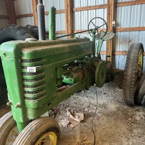 JOHN DEERE B W/ VINTAGE STEEL WHEELS