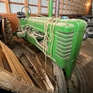 JOHN DEERE B W/ NARROW FRONT