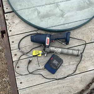 Lincoln electric grease gun with battery and charger