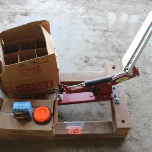 SKEET THROWER W/ APPROX. 200 20GAUGE SHOTGUN SHELLS, PART BOX OF SKEETS
