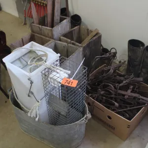 ASSORTMENT OF ANTIQUE TRAPS, LIVE TRAPS, STRETCHERS