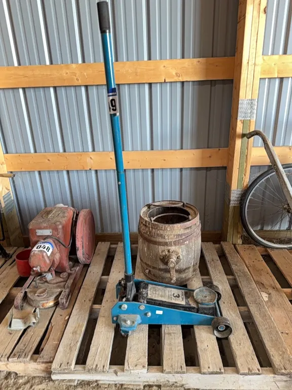 ROK 3 Ton Floor Jack & Wood Barrel