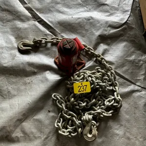 Logging chain and a hydraulic jack