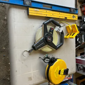 2 levels, corner clamp, 300’ tape, 40’ cord real