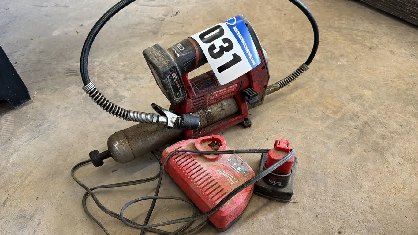 Milwaukee M12 Battery Powered Grease Gun With Battery & Charger