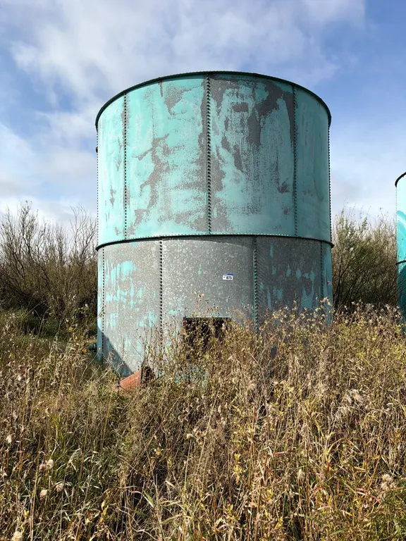 Oilfield 2000 Bushel Flat Bottom Grain Bin With Steel Floor & Grain Chute