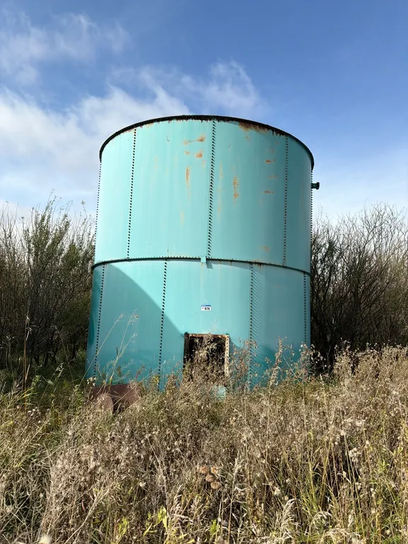 Oilfield 2000 Bushel Flat Bottom Grain Bin With Steel Floor & Grain Chute