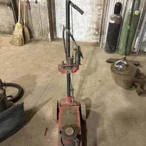 Air/hydraulic floor jack