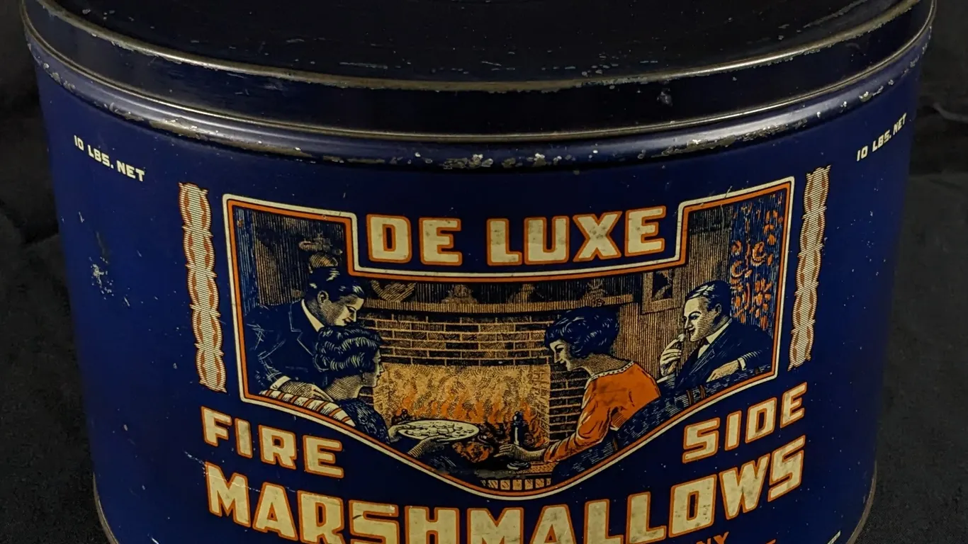 10# TIN LITHO CAN DE LUXE FIRESIDE MARSHMALLOWS CHICAGO ILLINOIS PITTSBURGH PENNSYLVANIA