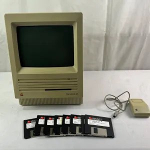 Vintage Macintosh SE w/mouse