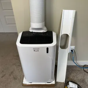 Delonghi Air Conditioning Unit with Remote